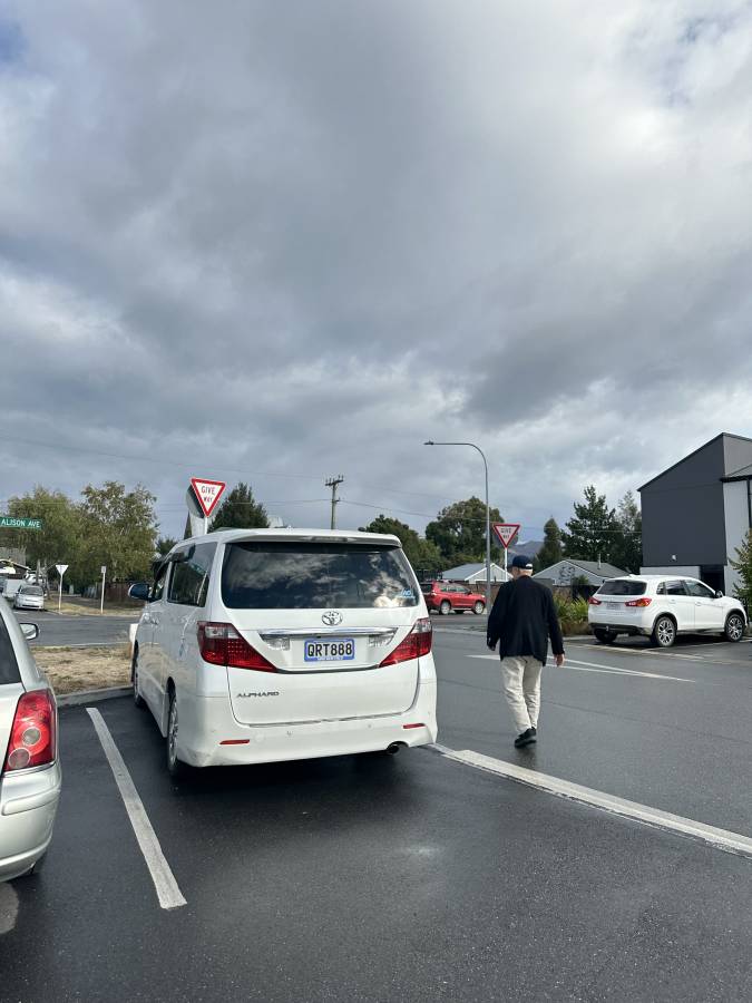 (2025/3/23)，Sik Fai Stephen T. 在在皇后鎮 租用 Toyota Alphard 時拍攝的照片